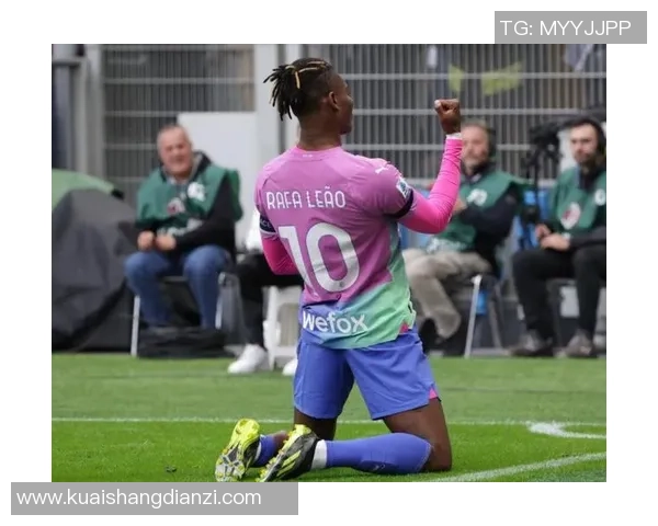 足球球星滑跪庆祝三条杠动作解析与背后寓意揭秘